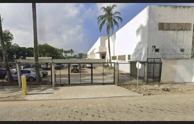 Imagem: O depósito possui 5 Vagas na garagem, 388m² de Área e está