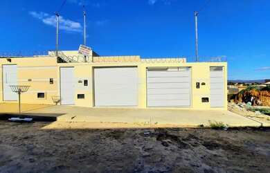 Imagem: A casa possui 2 Dormitórios, 2 Banheiros, 2 Vagas na garagem