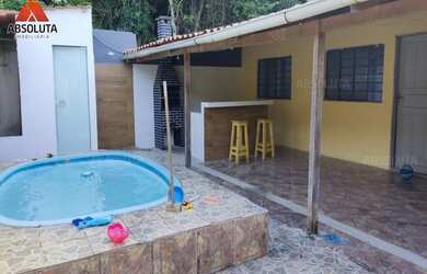 Imagem: A casa possui 3 Dormitórios, 2 Banheiros, 4 Vagas na garagem