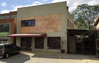 Imagem: O depósito possui 3 Vagas na garagem, 320m² de Área e está