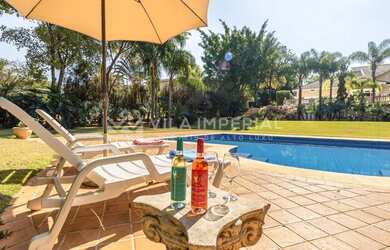 Imagem: A casa em condomínio possui 5 Dormitórios, 5 Banheiros, 3