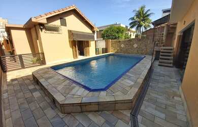 Imagem: A casa possui 3 Dormitórios, 5 Banheiros, 4 Vagas na garagem