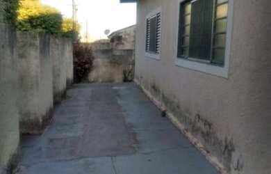 Imagem: A casa possui 2 Dormitórios, 2 Banheiros, 192m² de Área e