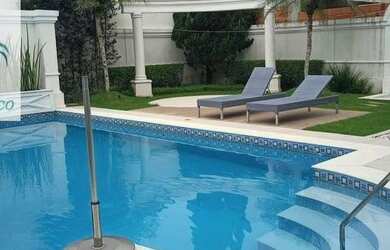 Imagem: A casa possui 4 Dormitórios, 5 Banheiros, 4 Vagas na garagem