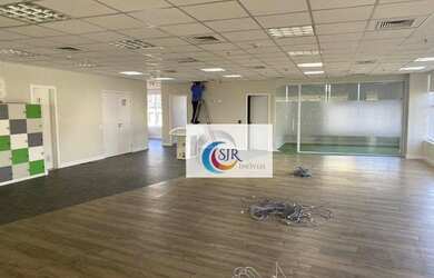 Imagem: O depósito possui 5 Vagas na garagem e 204m² de Área e está