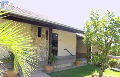 Imagem: A casa possui 3 Dormitórios, 1 Banheiro, 4 Vagas na garagem