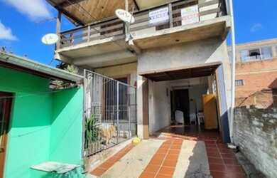 Imagem: A casa possui 5 Dormitórios, 2 Banheiros, 2 Vagas na garagem