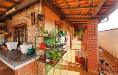 Imagem: A casa possui 5 Dormitórios, 5 Banheiros, 3 Vagas na garagem