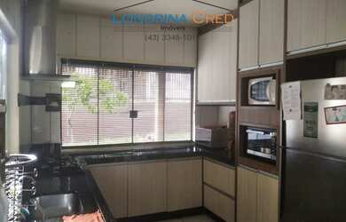 Imagem: A casa possui 3 Dormitórios, 1 Banheiro, 2 Vagas na garagem