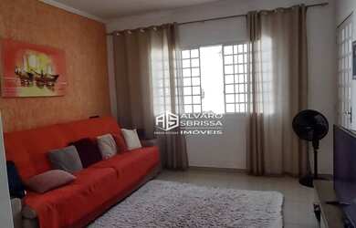 Imagem: A casa possui 3 Dormitórios, 2 Banheiros, 2 Vagas na garagem