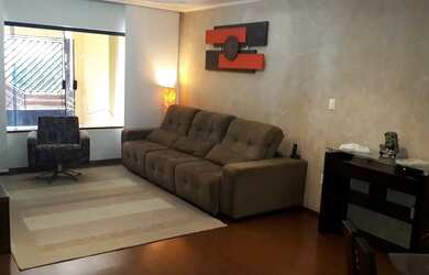 Imagem: A casa possui 3 Dormitórios, 3 Banheiros, 2 Vagas na garagem