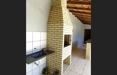 Imagem: A casa possui 4 Dormitórios, 2 Banheiros, 2 Vagas na garagem