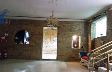 Imagem: O depósito possui 4 Vagas na garagem, 480m² de Área e está