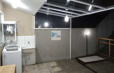 Imagem: A casa possui 2 Dormitórios, 1 Banheiro, 2 Vagas na garagem