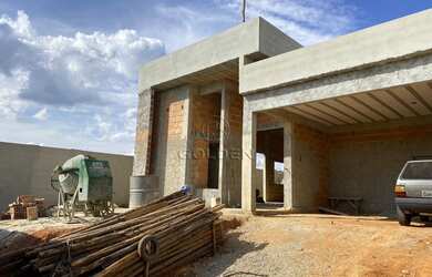 Imagem: A casa possui 3 Dormitórios, 3 Banheiros, 2 Vagas na garagem