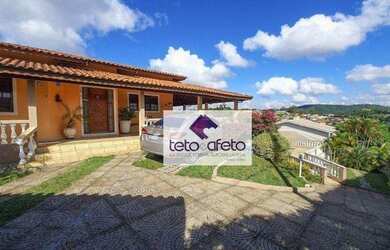 Imagem: A casa possui 3 Dormitórios, 3 Banheiros, 4 Vagas na garagem