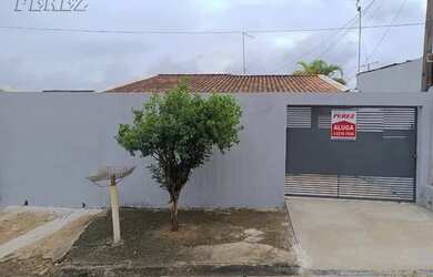 Imagem: A casa possui 3 Dormitórios, 1 Banheiro, 1 Vaga na garagem