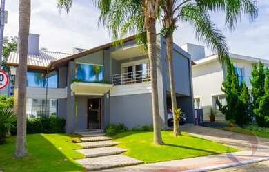 Imagem: A casa em condomínio possui 4 Dormitórios, 5 Banheiros, 2