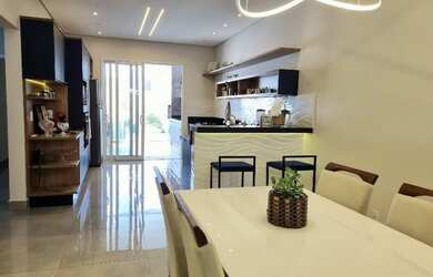 Imagem: A casa em condomínio possui 3 Dormitórios, 3 Banheiros, 2