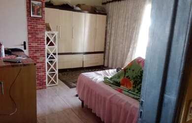 Imagem: A casa possui 3 Dormitórios, 2 Banheiros, 5 Vagas na garagem