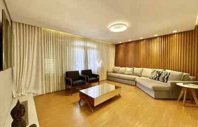 Imagem: A casa possui 3 Dormitórios, 5 Banheiros, 3 Vagas na garagem