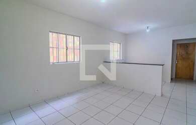 Imagem: A casa possui 1 Dormitório, 1 Banheiro, 1 Vaga na garagem