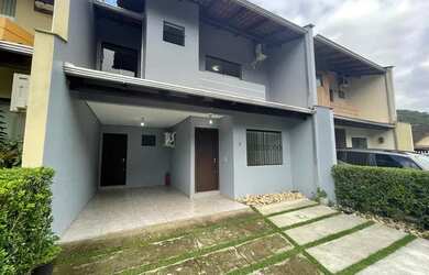 Imagem: A casa em condomínio possui 3 Dormitórios, 3 Banheiros, 2