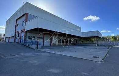 Imagem: O depósito possui 5 Vagas na garagem e 1750m² de Área e está