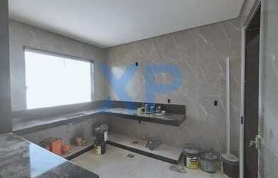 Imagem: A casa possui 3 Dormitórios, 1 Banheiro, 2 Vagas na garagem