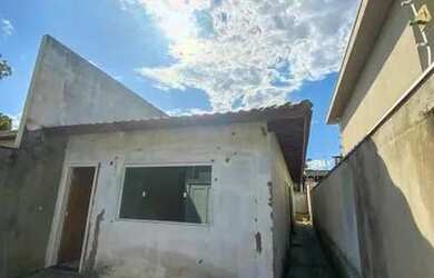 Imagem: A casa possui 2 Dormitórios, 2 Banheiros, 2 Vagas na garagem