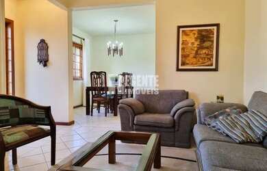 Imagem: A casa possui 4 Dormitórios, 4 Banheiros, 5 Vagas na garagem