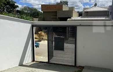 Imagem: A casa possui 3 Dormitórios, 2 Banheiros, 2 Vagas na garagem