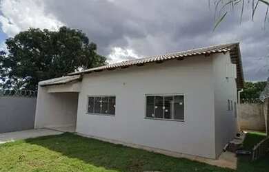 Imagem: A casa possui 2 Dormitórios, 1 Banheiro e 2 Vagas na garagem