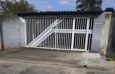 Imagem: A casa possui 2 Dormitórios, 2 Banheiros, 2 Vagas na garagem