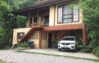 Imagem: A casa possui 1 Dormitório, 1 Banheiro, 4 Vagas na garagem