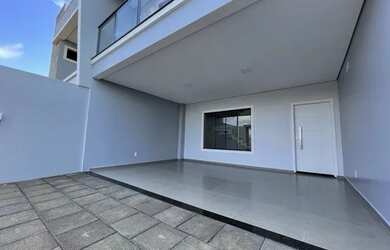 Imagem: A casa possui 3 Dormitórios, 3 Banheiros, 2 Vagas na garagem