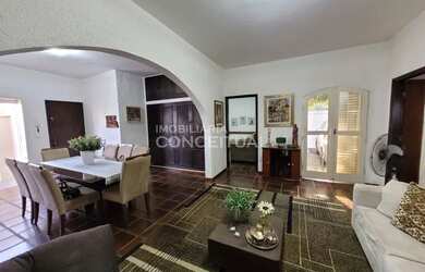 Imagem: A casa possui 3 Dormitórios, 3 Banheiros, 2 Vagas na garagem