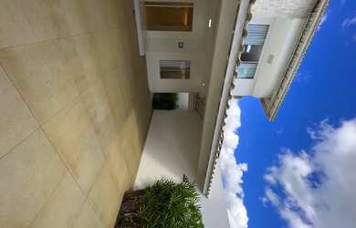 Imagem: A casa possui 3 Dormitórios, 5 Banheiros, 2 Vagas na garagem