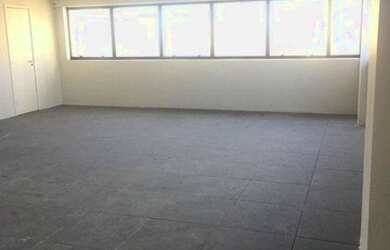 Imagem: O depósito possui 3 Vagas na garagem, 80m² de Área e está