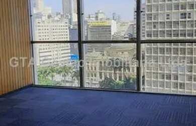 Imagem: O depósito possui 2 Vagas na garagem, 240m² de Área e está