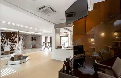 Imagem: O depósito à venda possui 3 Vagas na garagem e 230m² de Área