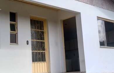 Imagem: A casa possui 3 Dormitórios, 2 Banheiros, 3 Vagas na garagem