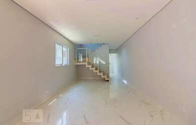 Imagem: A casa possui 3 Dormitórios, 3 Banheiros, 4 Vagas na garagem