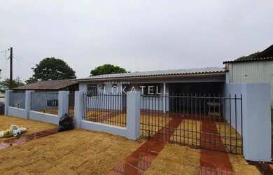 Imagem: A casa possui 3 Dormitórios, 2 Banheiros, 2 Vagas na garagem