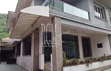 Imagem: A casa possui 4 Dormitórios, 5 Banheiros, 4 Vagas na garagem