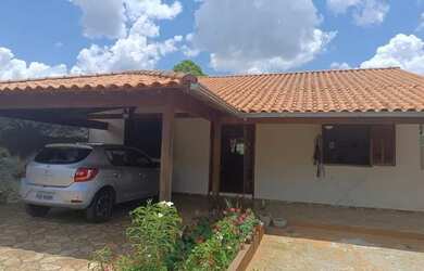 Imagem: A casa possui 3 Dormitórios, 2 Banheiros, 1 Vaga na garagem