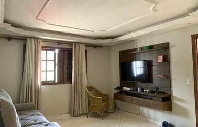 Imagem: A casa possui 3 Dormitórios, 1 Banheiro, 2 Vagas na garagem