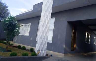 Imagem: A casa possui 4 Dormitórios, 3 Banheiros, 5 Vagas na garagem