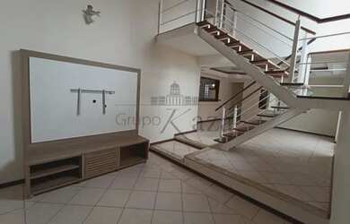 Imagem: A casa possui 3 Dormitórios, 3 Banheiros, 2 Vagas na garagem