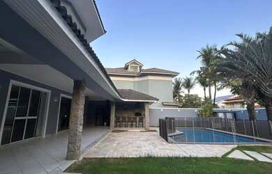 Imagem: A casa em condomínio possui 4 Dormitórios, 5 Banheiros, 4